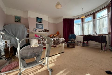 4 bedroom terraced house for sale, Lynford Gardens, Ilford