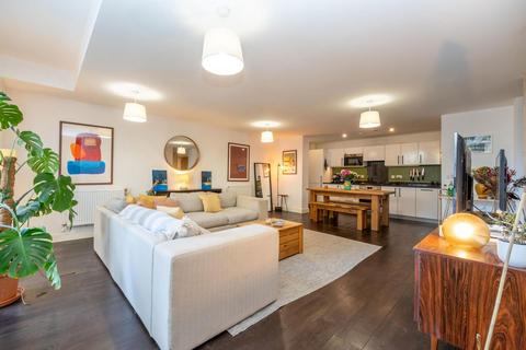 3 bedroom duplex for sale, Roseberry Place, London E8
