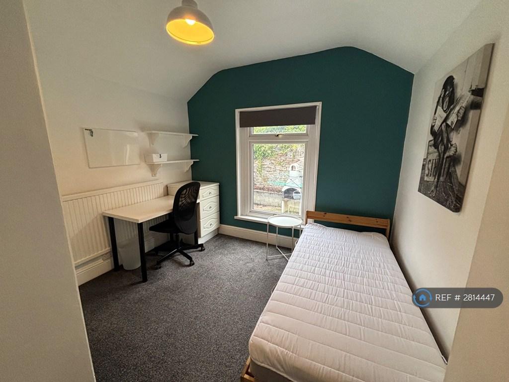 Single Bedroom 1st Floor With Built In Storage