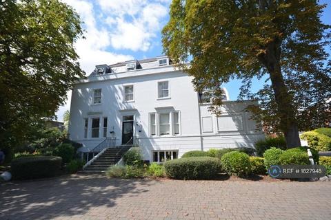 2 bedroom flat to rent, Woodford Road, London, E18