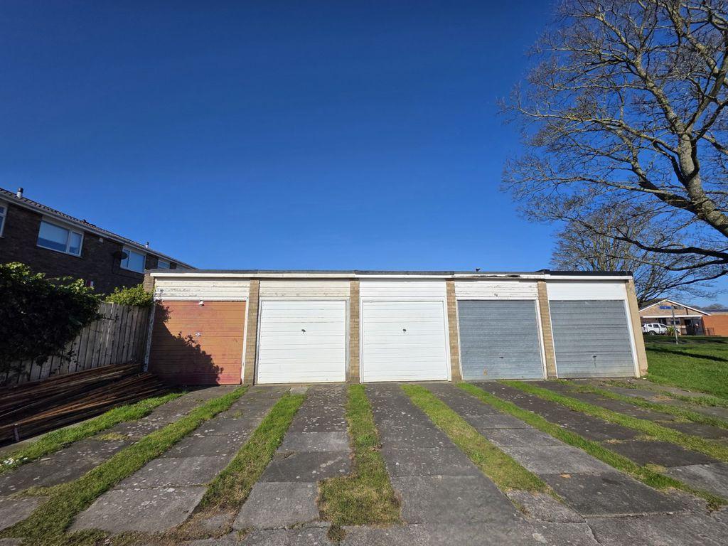Garage/Driveway