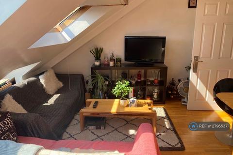 2 bedroom flat to rent, Knoll Road, London, SW18