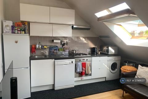 2 bedroom flat to rent, Knoll Road, London, SW18