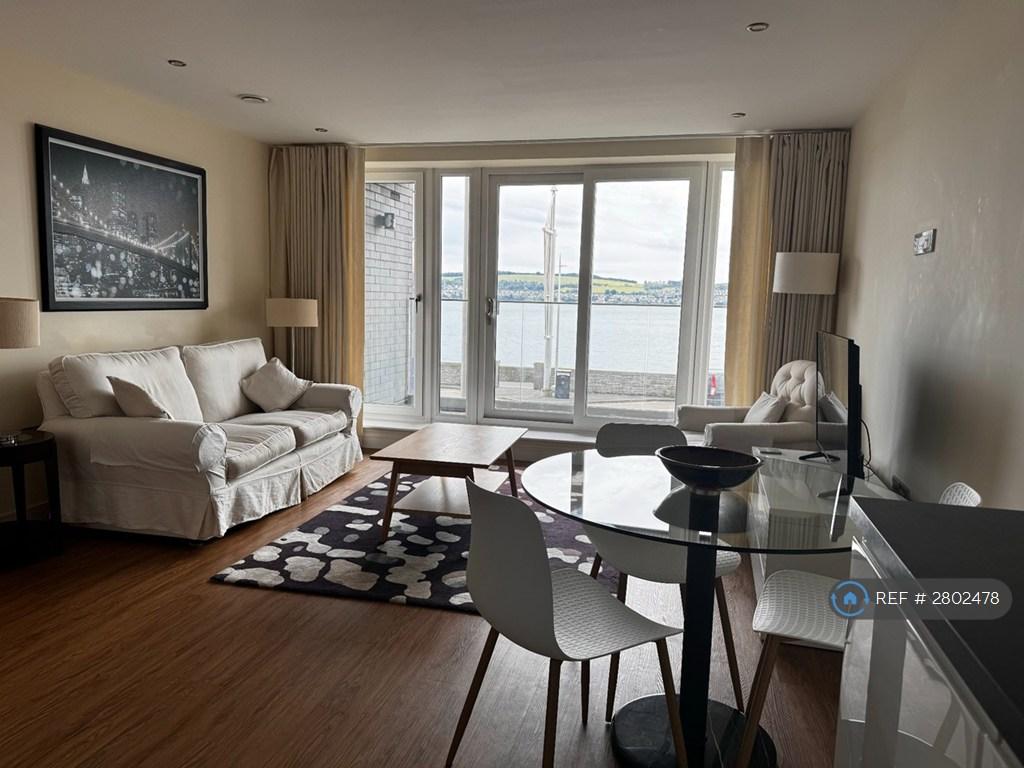 Lounge &amp; Dining