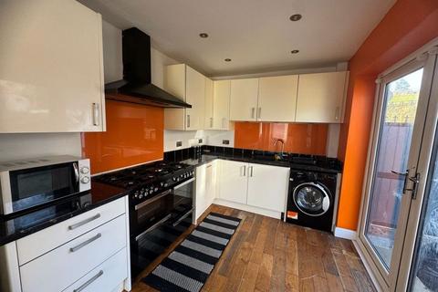 3 bedroom semi-detached house to rent, New Hey Road, Huddersfield