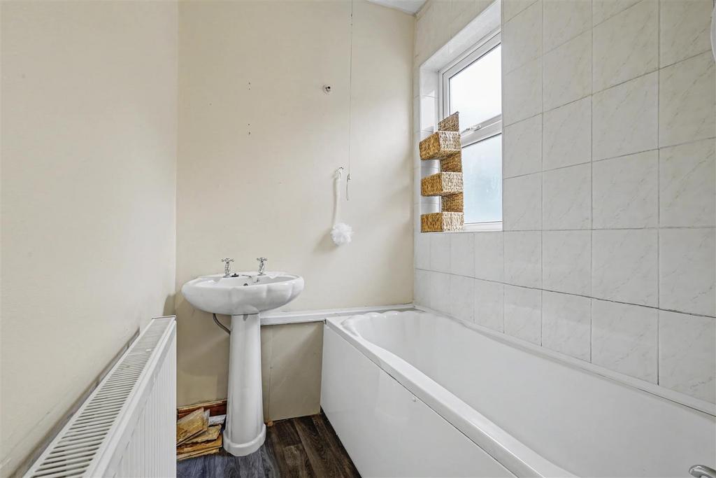Bathroom 1 1.jpeg