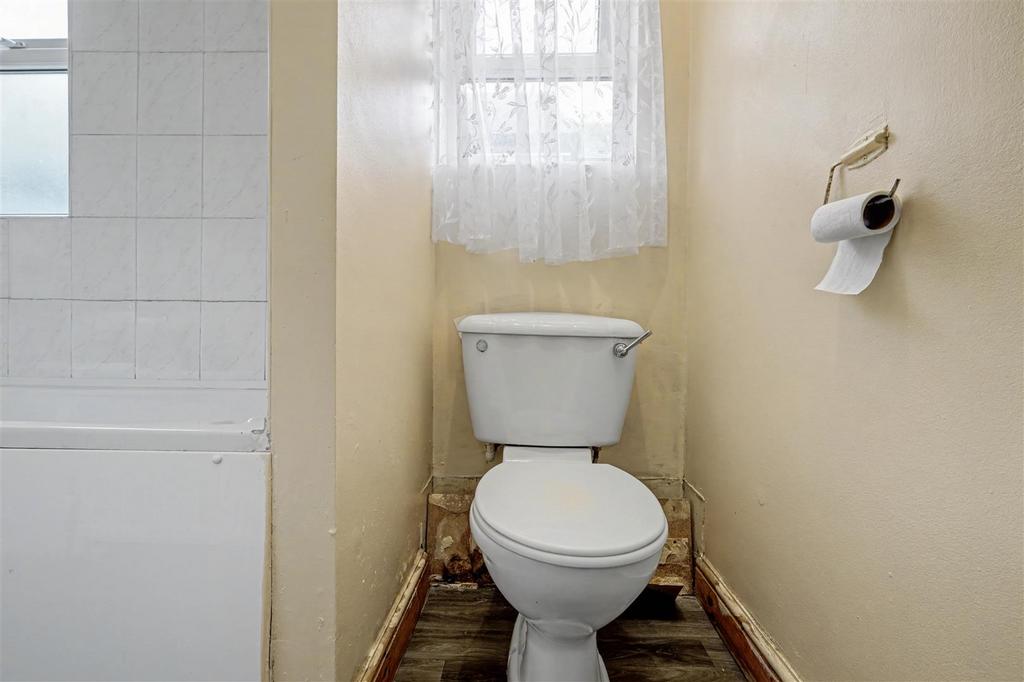 Bathroom 1 2.jpeg