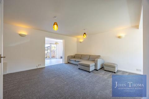 3 bedroom terraced house to rent, Colvin Gardens, Ilford IG6