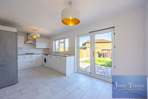 3 bedroom terraced house to rent, Colvin Gardens, Ilford IG6