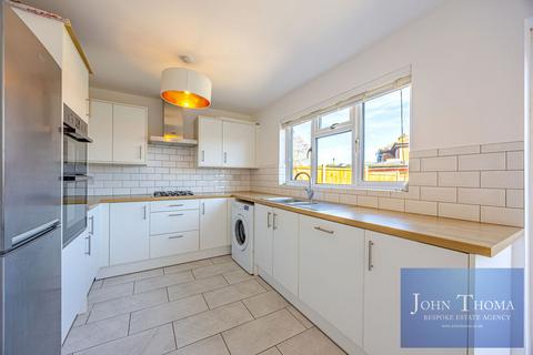 3 bedroom terraced house to rent, Colvin Gardens, Ilford IG6
