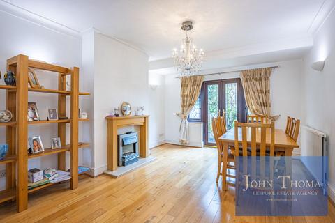 undefined, Coolgardie Avenue, Chigwell IG7