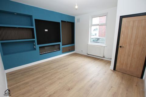 3 bedroom terraced house to rent, Oak Street, Tyldesley M29