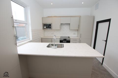 3 bedroom terraced house to rent, Oak Street, Tyldesley M29