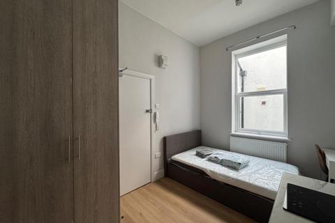 House to rent, Uxbridge Road, W12