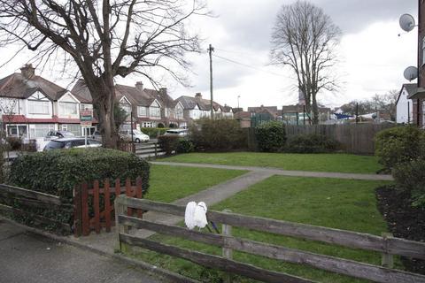 2 bedroom flat to rent, Flat F, Lodge Road, Croydon