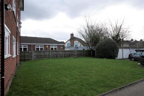 2 bedroom flat to rent, Flat F, Lodge Road, Croydon