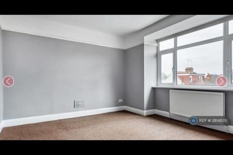 2 bedroom flat to rent, Rosebank Close, London, N12