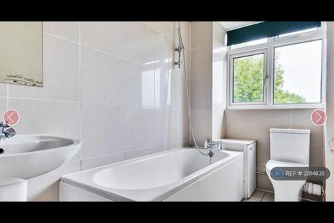 2 bedroom flat to rent, Rosebank Close, London, N12