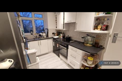 2 bedroom flat to rent, Rosebank Close, London, N12