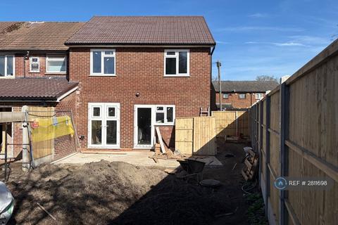 3 bedroom end of terrace house to rent, Bain Avenue, Camberley, GU15