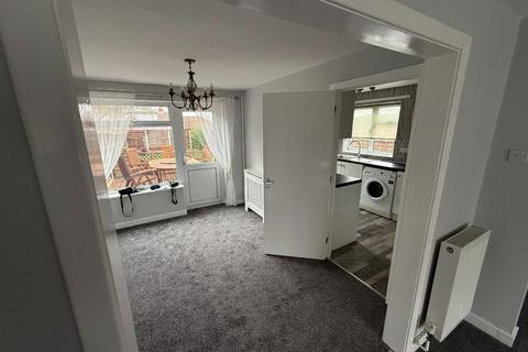 3 bedroom semi-detached house to rent, Dawley, Telford TF4