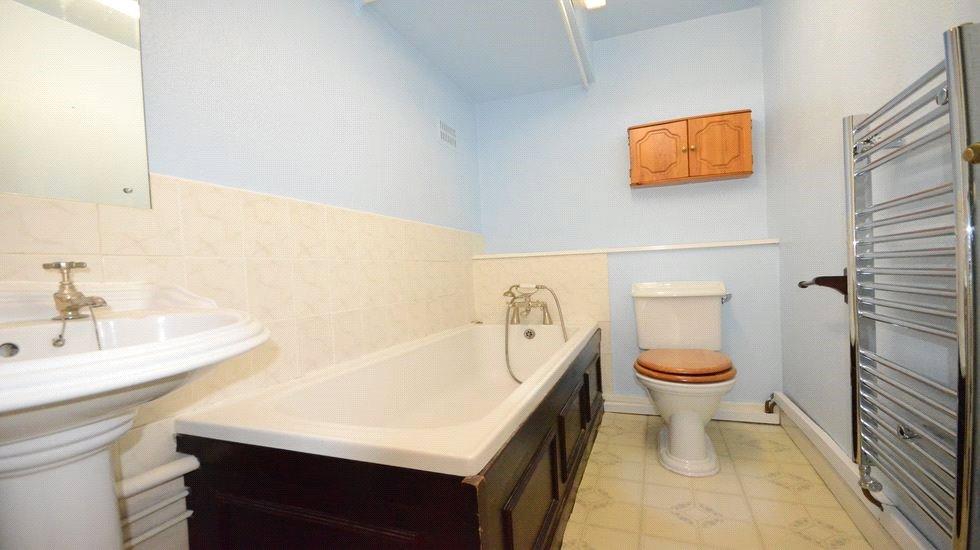 BATHROOMresized.JPG