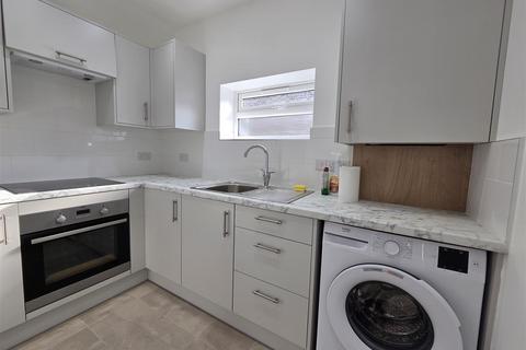 2 bedroom flat to rent, Conway Road, Plumstead