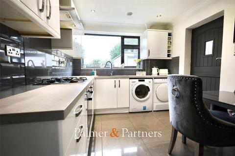 2 bedroom bungalow for sale, Woodrows Lane, Clacton-on-Sea, Essex, CO16
