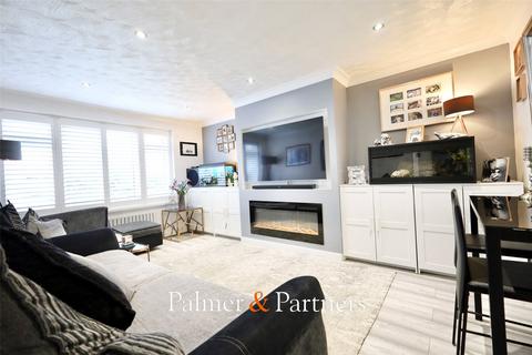 2 bedroom bungalow for sale, Woodrows Lane, Clacton-on-Sea, Essex, CO16