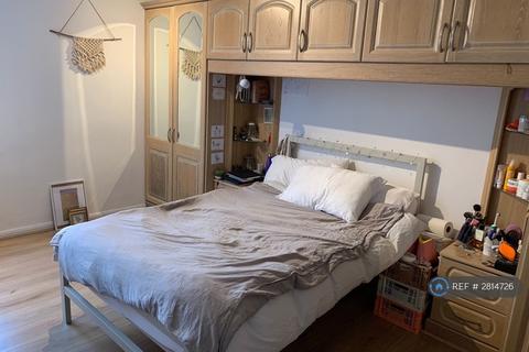 1 bedroom in a flat share to rent, Saracen Street, London, E14