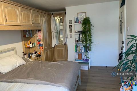 1 bedroom in a flat share to rent, Saracen Street, London, E14