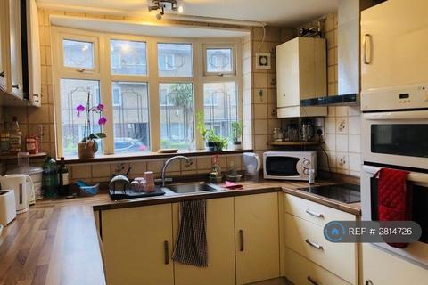 1 bedroom in a flat share to rent, Saracen Street, London, E14