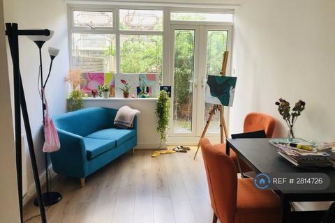 1 bedroom in a flat share to rent, Saracen Street, London, E14