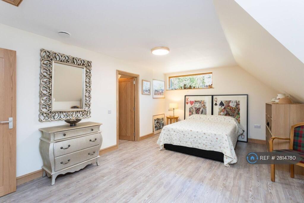 Bedroom 5 / 6 &amp; Ensuite