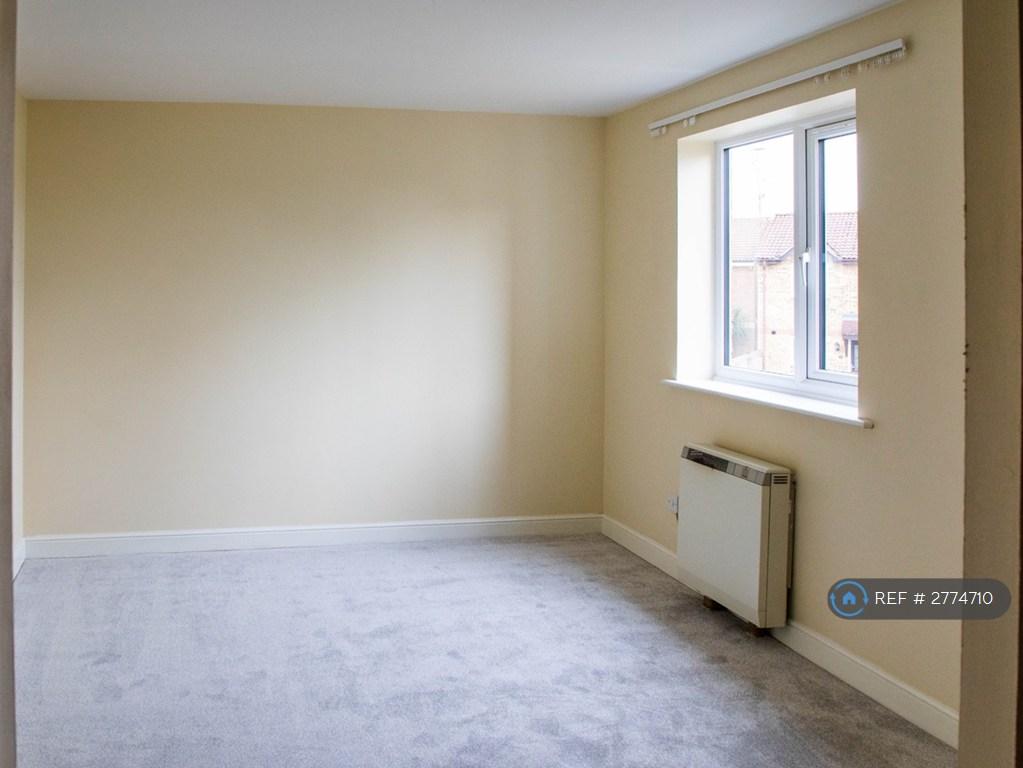Spacious Main Bedroom &amp; Electric Storage Heater