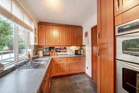 2 bedroom flat for sale, Foxhill Court, Weetwood, Leeds, LS16