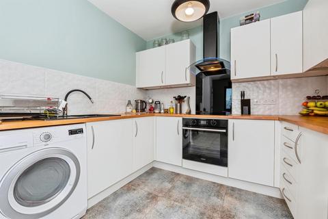 2 bedroom flat for sale, London Road, Grays