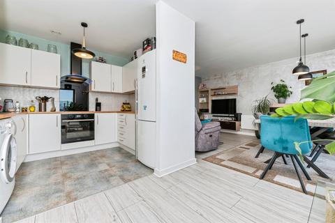 2 bedroom flat for sale, London Road, Grays