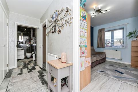 2 bedroom flat for sale, London Road, Grays