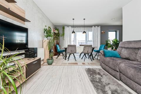 2 bedroom flat for sale, London Road, Grays