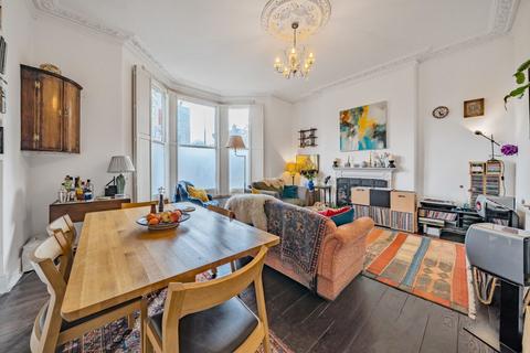 2 bedroom flat for sale, Kings Avenue, Clapham, London, SW4