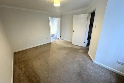 3 bedroom semi-detached house to rent, The Shaulders, Somerset TA2