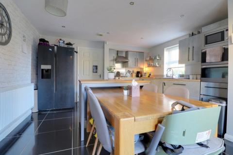 3 bedroom end of terrace house for sale, Springfield Court, Roberttown, Liversedge, West Yorkshire, WF15