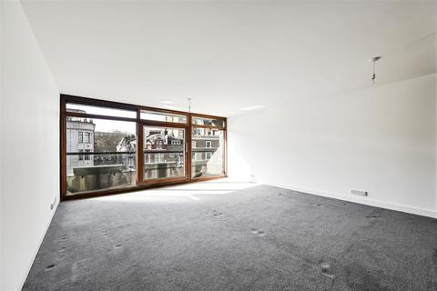 Studio for sale, John Trundle Court, London EC2Y