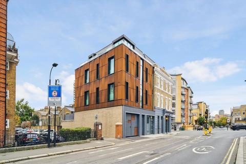 2 bedroom flat to rent, Carnwath Road, London SW6
