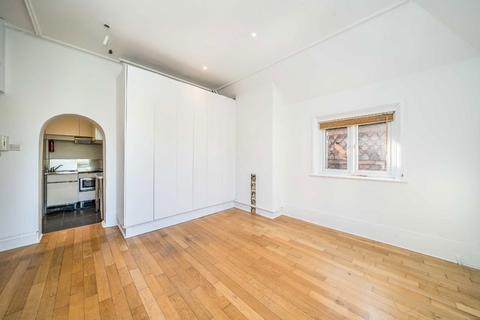 Studio to rent, Palace Road, London SW2