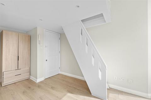 Studio to rent, Courtfield Gardens, London SW5