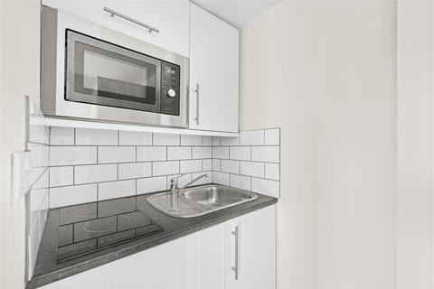 Studio to rent, Courtfield Gardens, London SW5