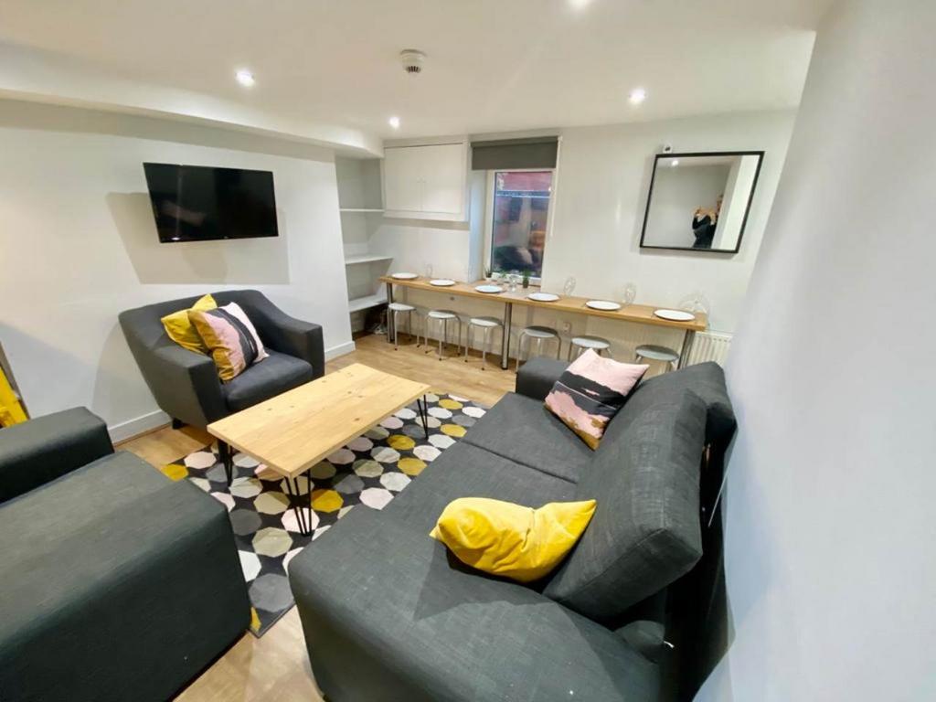 Lounge &amp; Dining (1)