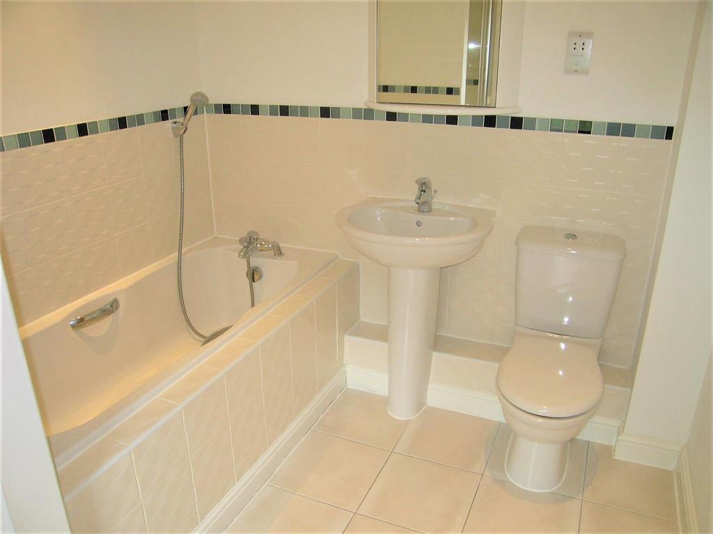 Annesley House 18 - bathroom.jpg